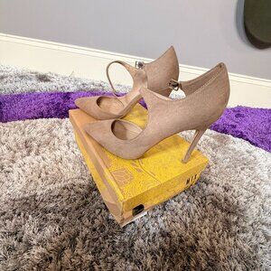 Pointed Toe Cross Strap Pump